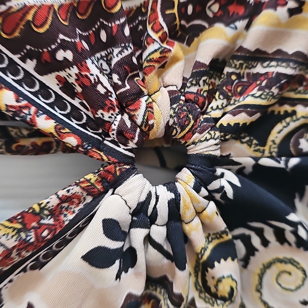 Elegant Black and Gold Paisley Maxi Dress - Picture 3 of 8